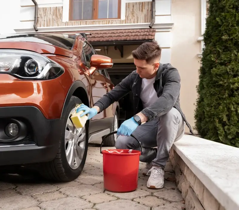 Lavage auto à domicile Saint-Philbert-des-Champs : professionnel intervenant sur un véhicule